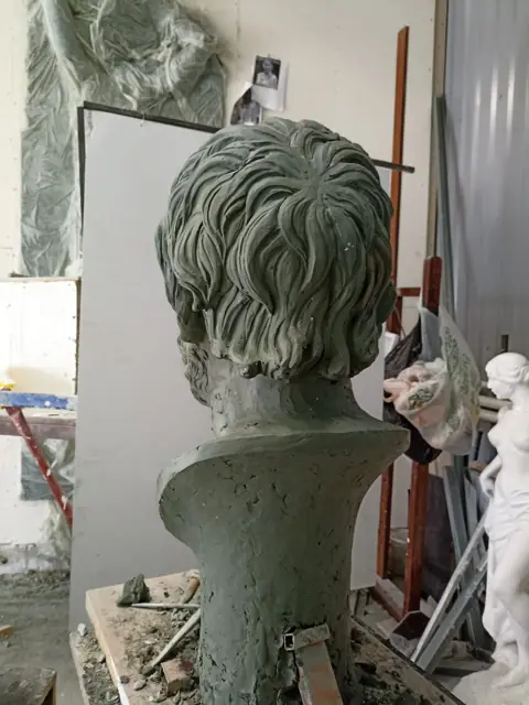 Затылок и волосы, проработанные стекой