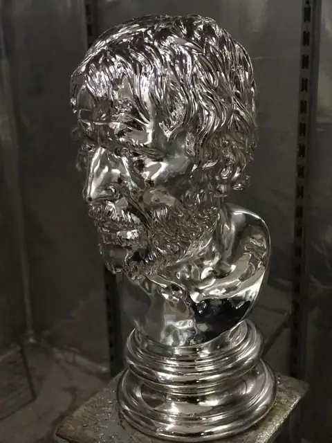 Зеркальная хромированная версия бюста