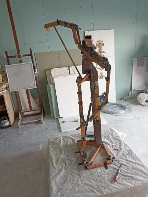 Сварной каркас фигуры в мастерской