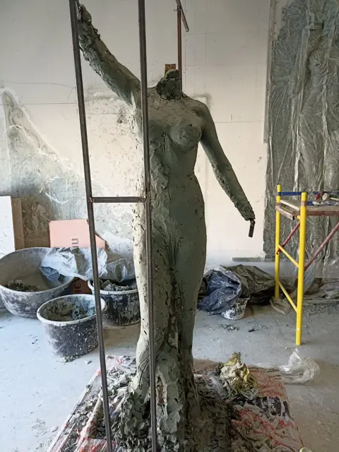 Модель в три четверти, видны прутья каркаса