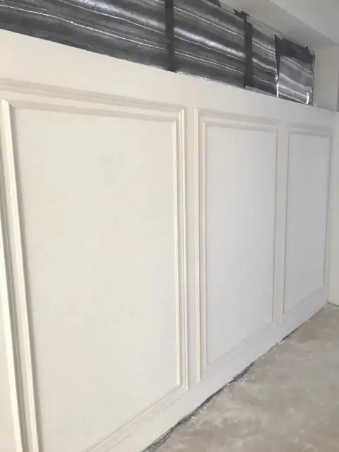 Стена с крупными филёнками