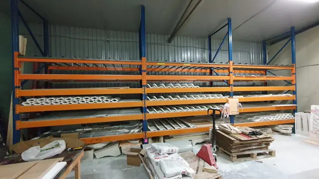 Стеллажи с сохнущими профилями в цехе