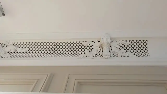 Ажурная решётка в раме с орнаментом