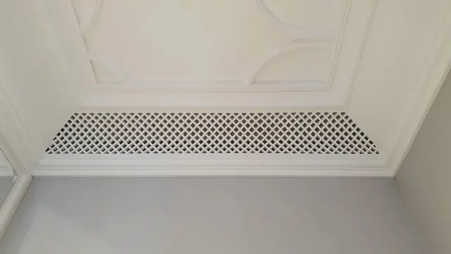 Решётка в лепной раме на потолке