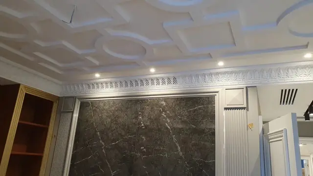Щелевая решётка в карнизе над мраморной стеной
