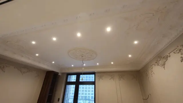 Потолок с розеткой и орнаментальным поясом