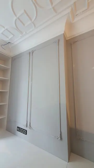 Стена с молдингами и карнизом