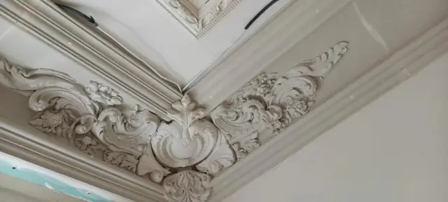 Угловой орнамент с завитками под карнизом