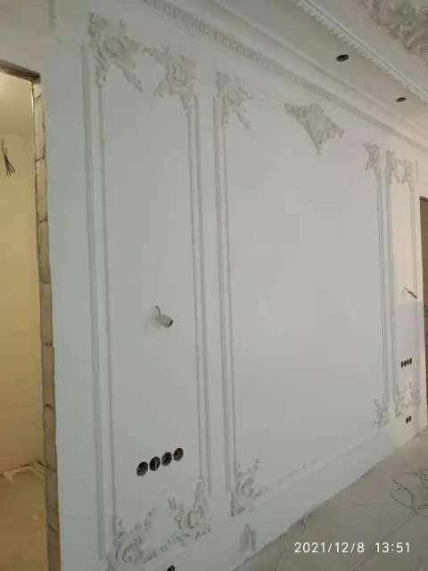 Филёнки с орнаментом на стене