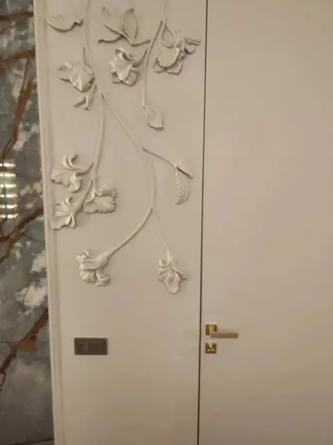 Ветки с цветами вдоль двери