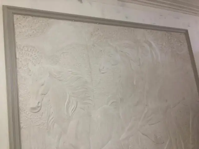 Готовое рельефное панно на той же стене