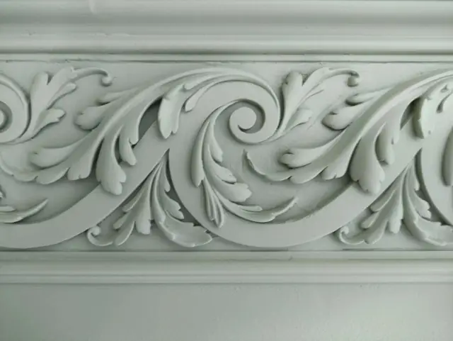 Карниз с крупными завитками аканта крупно