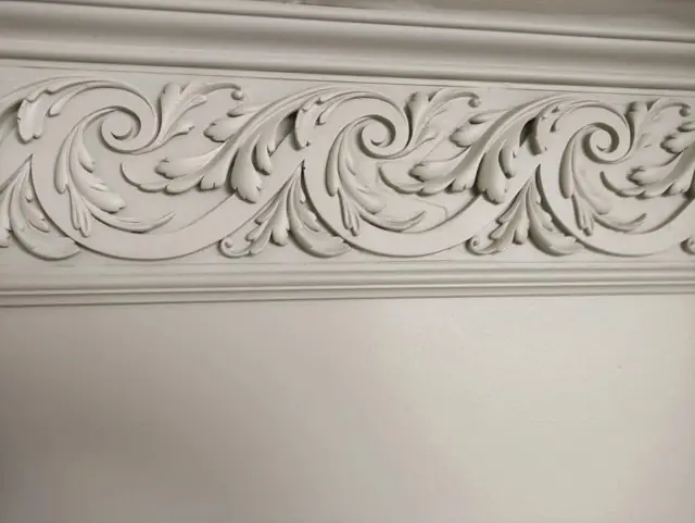 Карниз с акантом, выкрашенный в цвет стен