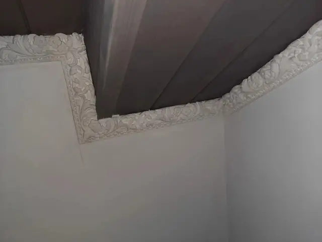 Карниз в углу ската мансарды
