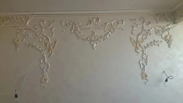 Угловые картуши на стене