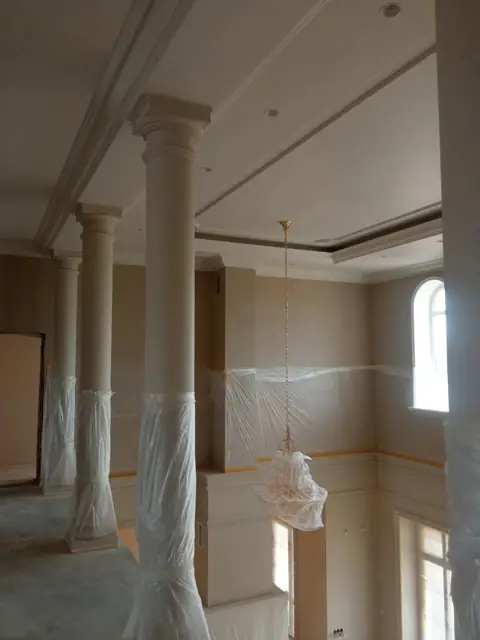Колонны и балкон второго этажа в холле
