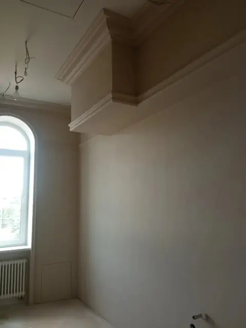 Карниз и тяги в углу комнаты