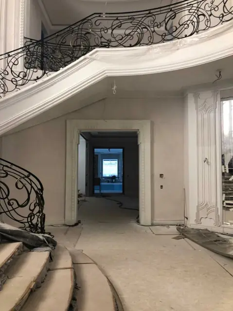 Лестница с кованым ограждением и карниз по изгибу балкона