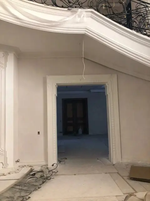 Проход под балконом с лепным обрамлением