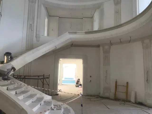 Лестничный марш и купол над холлом
