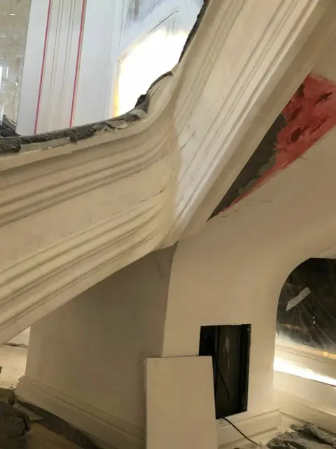 Карниз под маршем лестницы