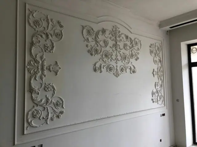Филёнка с рокайльным орнаментом и картушем