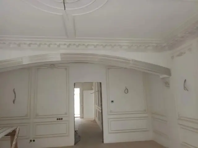 Комната с филёнками и карнизом