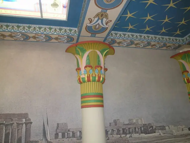 Колонна с капителью-лотосом и расписанный потолок