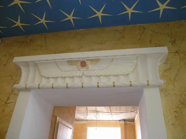 Портал двери с крылатым солнцем