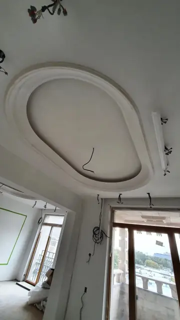 Овальный кессон на потолке с тягами по контуру