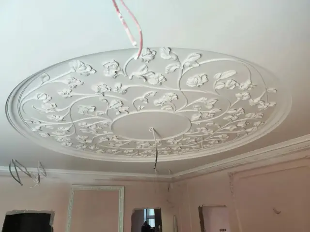 Розетка в центре потолка