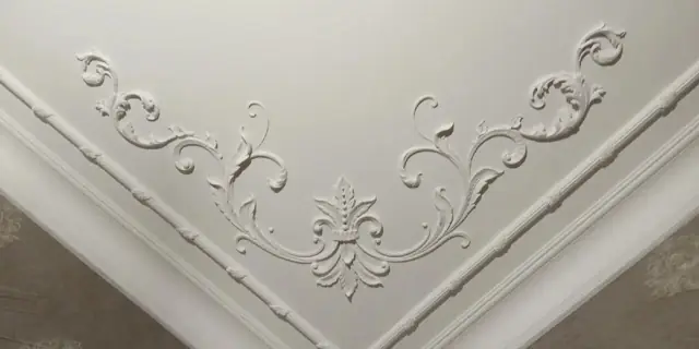 Угловой орнамент потолка с завитками