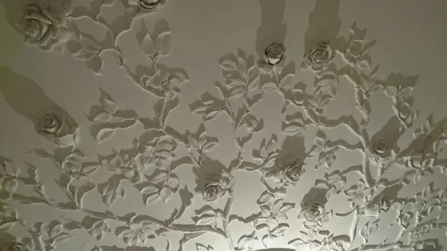 Ветки с розами на стене крупно