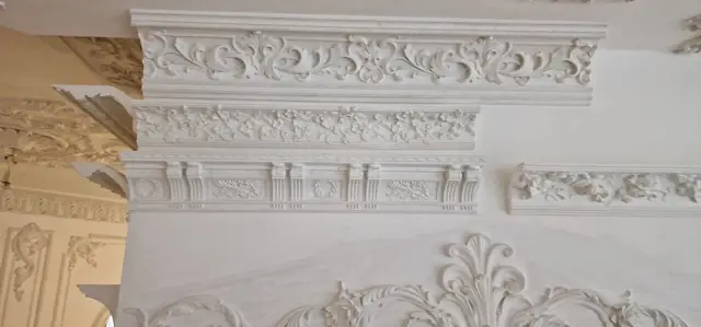 Карниз с акантом и пилястры, угол