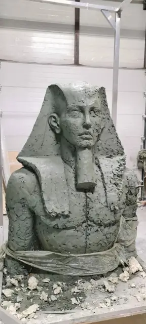 Голова фараона с немесом в глине