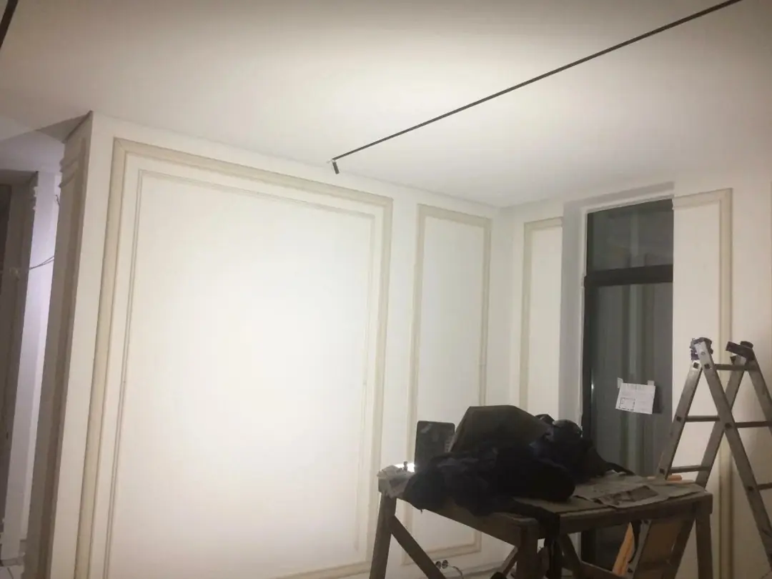 Помещение с филёнками из молдингов и карнизом, монтаж