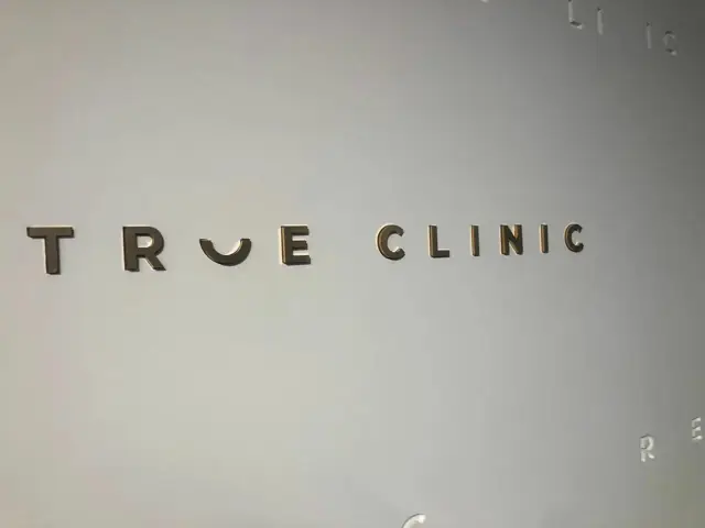 Объёмный логотип True Clinic на стене