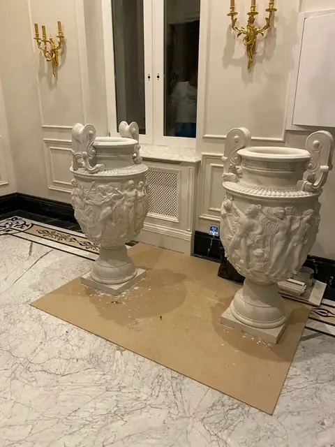 Вазон у стены с филёнками