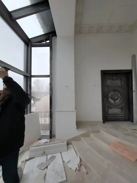 Пилястра у входной двери и карниз под стеклянной кровлей